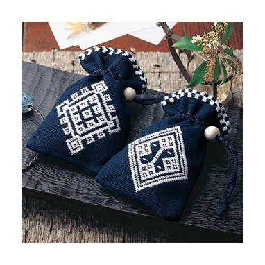 巾着　井戸枠・くるみのから（紺)